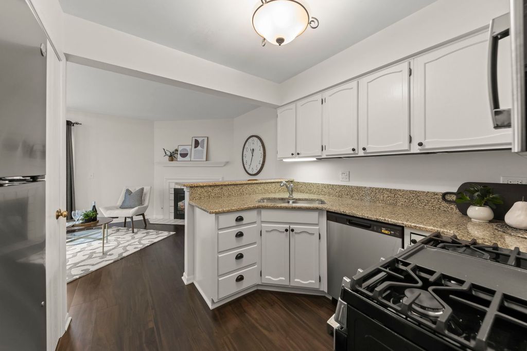 Image 10 of property listing at 1353 Queensgreen Circle 1502, Naperville, IL 60563