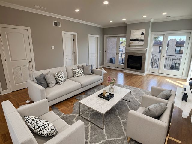 4812 W Montrose Avenue 201, Chicago, IL 60641