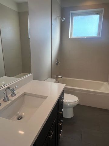 4812 W Montrose Avenue 201, Chicago, IL 60641