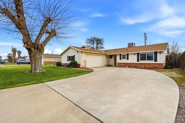 129 W Terrace Drive, Hanford, CA 93230