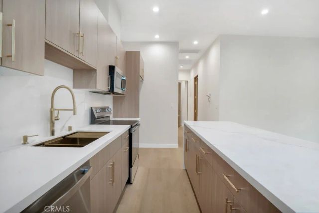 17425 Los Alimos 17423, Granada Hills, CA 91344