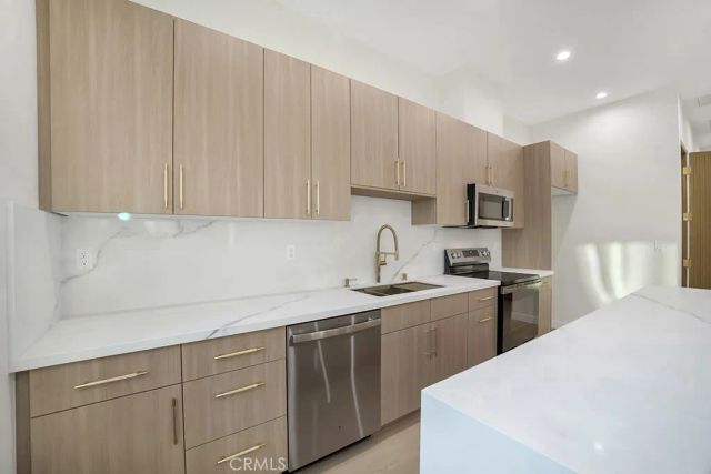 17425 Los Alimos 17423, Granada Hills, CA 91344