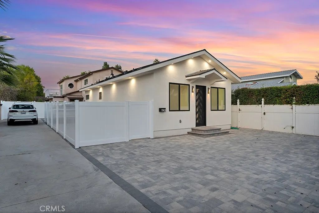 17425 Los Alimos 17423, Granada Hills, CA 91344