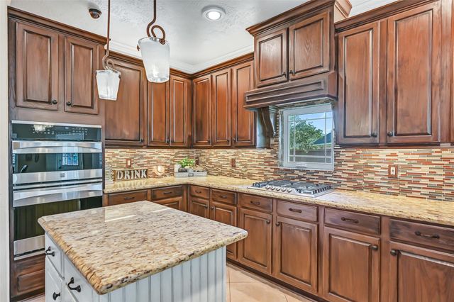 906 High Ridge Circle, Friendswood, TX 77546