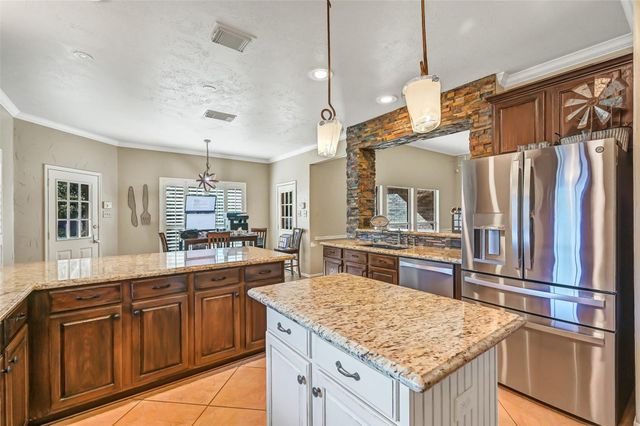 906 High Ridge Circle, Friendswood, TX 77546
