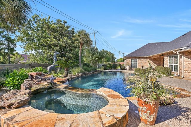 906 High Ridge Circle, Friendswood, TX 77546