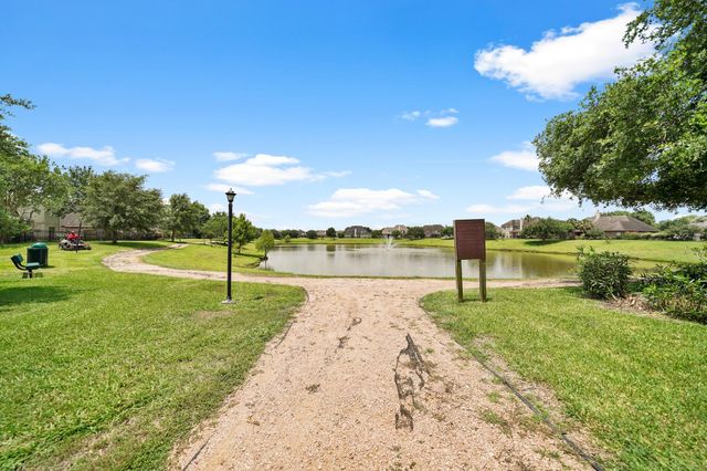 906 High Ridge Circle, Friendswood, TX 77546