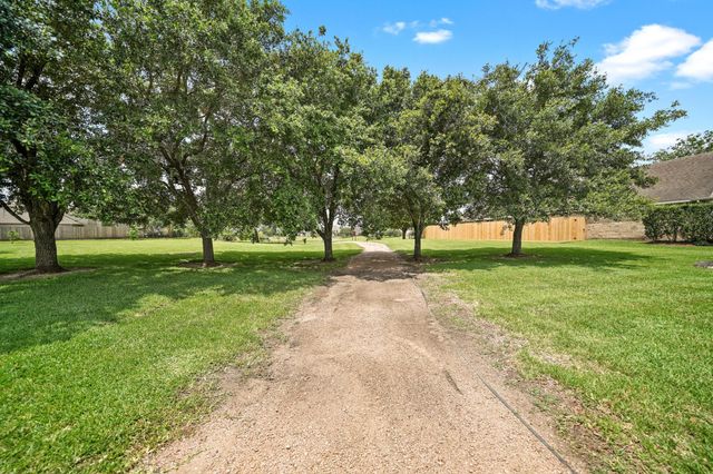 906 High Ridge Circle, Friendswood, TX 77546