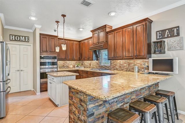 906 High Ridge Circle, Friendswood, TX 77546