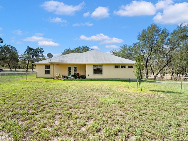 154 Red Fox, Poteet, TX 78065