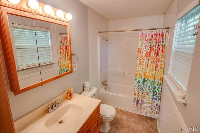 2807 Grovelin Street, Godfrey, IL 62035