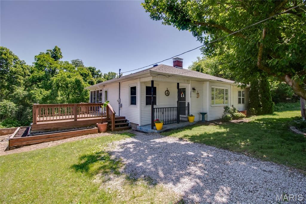 Image 1 of property listing at 2807 Grovelin Street, Godfrey, IL 62035