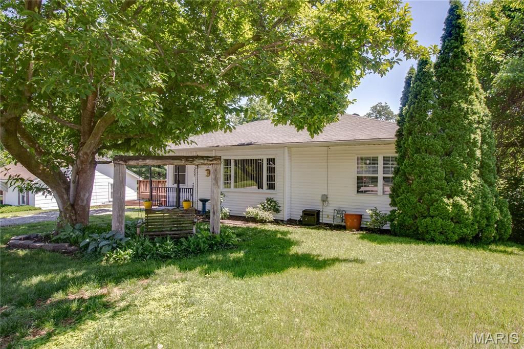 Image 2 of property listing at 2807 Grovelin Street, Godfrey, IL 62035