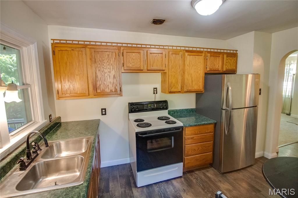Image 14 of property listing at 2807 Grovelin Street, Godfrey, IL 62035
