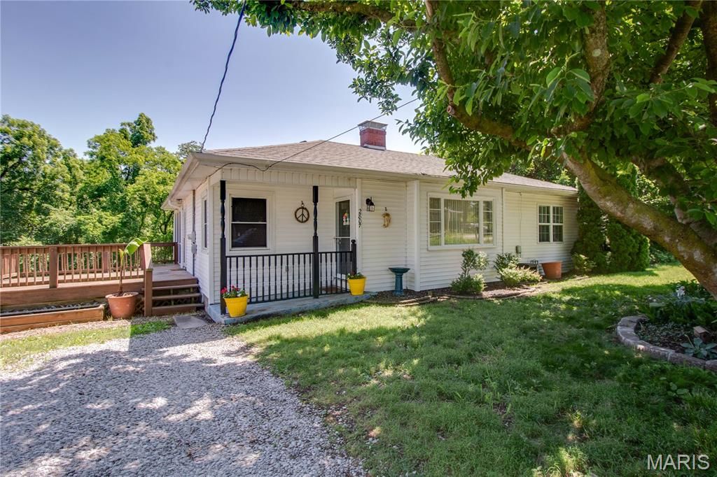 Image 3 of property listing at 2807 Grovelin Street, Godfrey, IL 62035