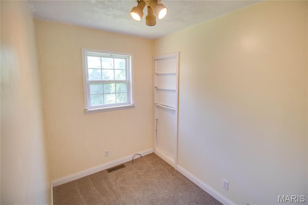 Image 22 of property listing at 2807 Grovelin Street, Godfrey, IL 62035