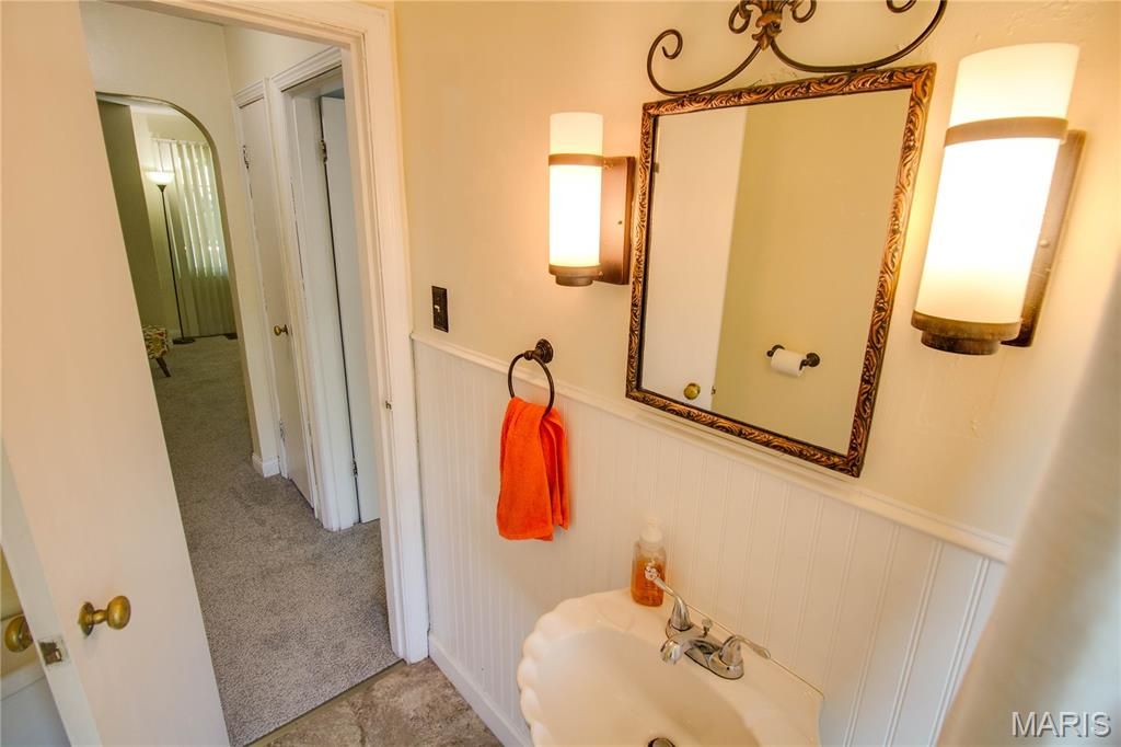 Image 25 of property listing at 2807 Grovelin Street, Godfrey, IL 62035