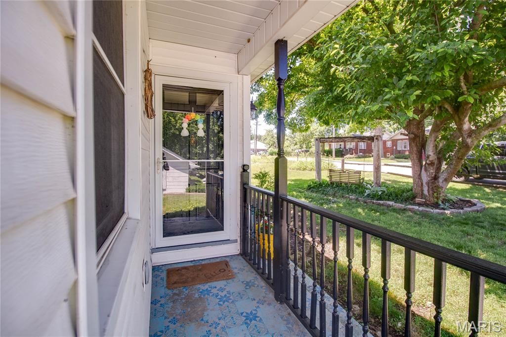 Image 6 of property listing at 2807 Grovelin Street, Godfrey, IL 62035