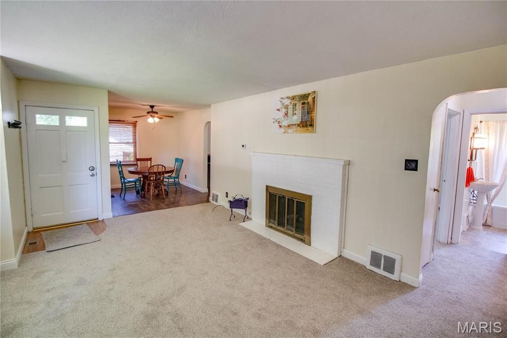 Image 8 of property listing at 2807 Grovelin Street, Godfrey, IL 62035
