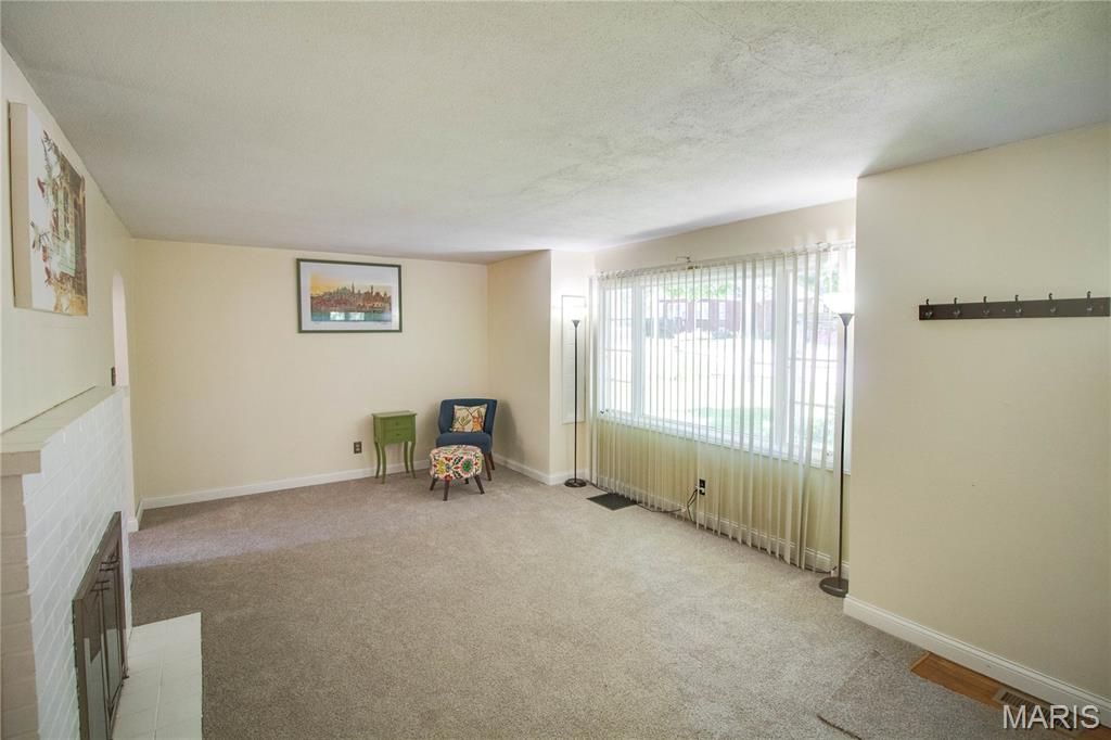 Image 9 of property listing at 2807 Grovelin Street, Godfrey, IL 62035