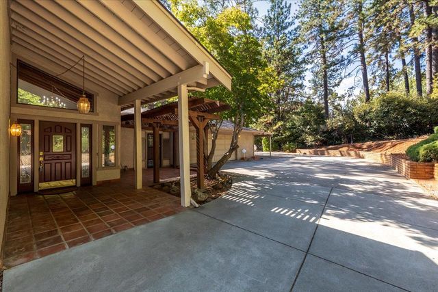 11780 Alta Sierra Dr, Grass Valley, CA 95949