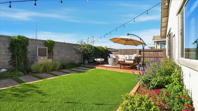 1003 Carson River Dr, Lincoln, CA 95648