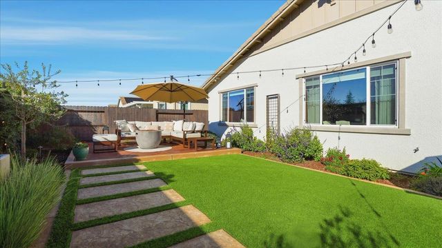 1003 Carson River Dr, Lincoln, CA 95648