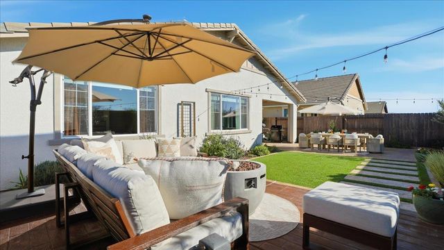 1003 Carson River Dr, Lincoln, CA 95648