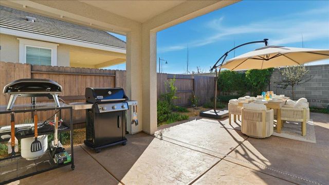 1003 Carson River Dr, Lincoln, CA 95648