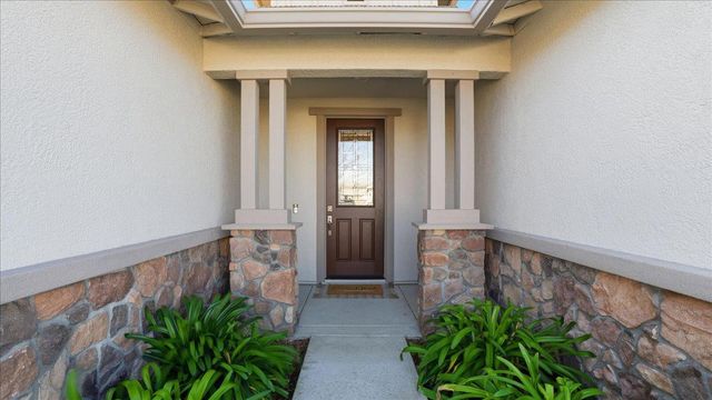 1003 Carson River Dr, Lincoln, CA 95648