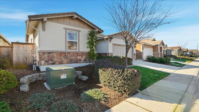 1003 Carson River Dr, Lincoln, CA 95648