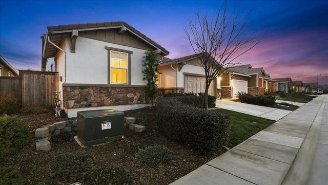 1003 Carson River Dr, Lincoln, CA 95648
