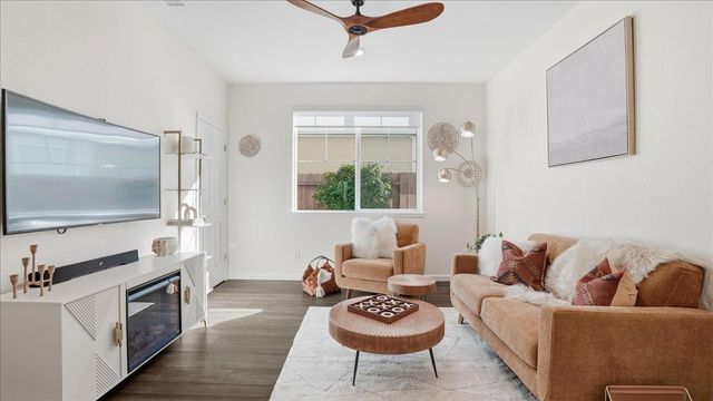1003 Carson River Dr, Lincoln, CA 95648