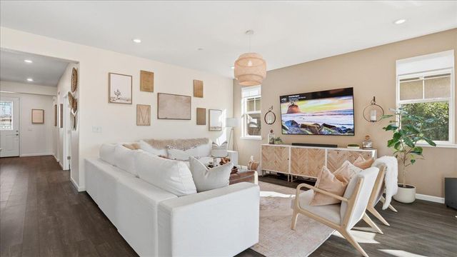 1003 Carson River Dr, Lincoln, CA 95648