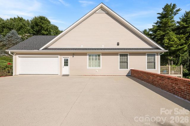 19 Thornapple Drive, Hendersonville, NC 28739