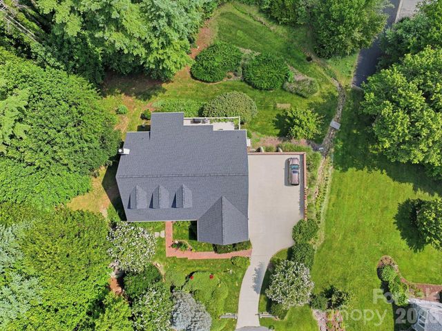 19 Thornapple Drive, Hendersonville, NC 28739