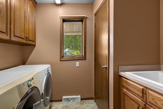 212 APPLE BLOSSOM LANE, Manitowoc, WI 54220