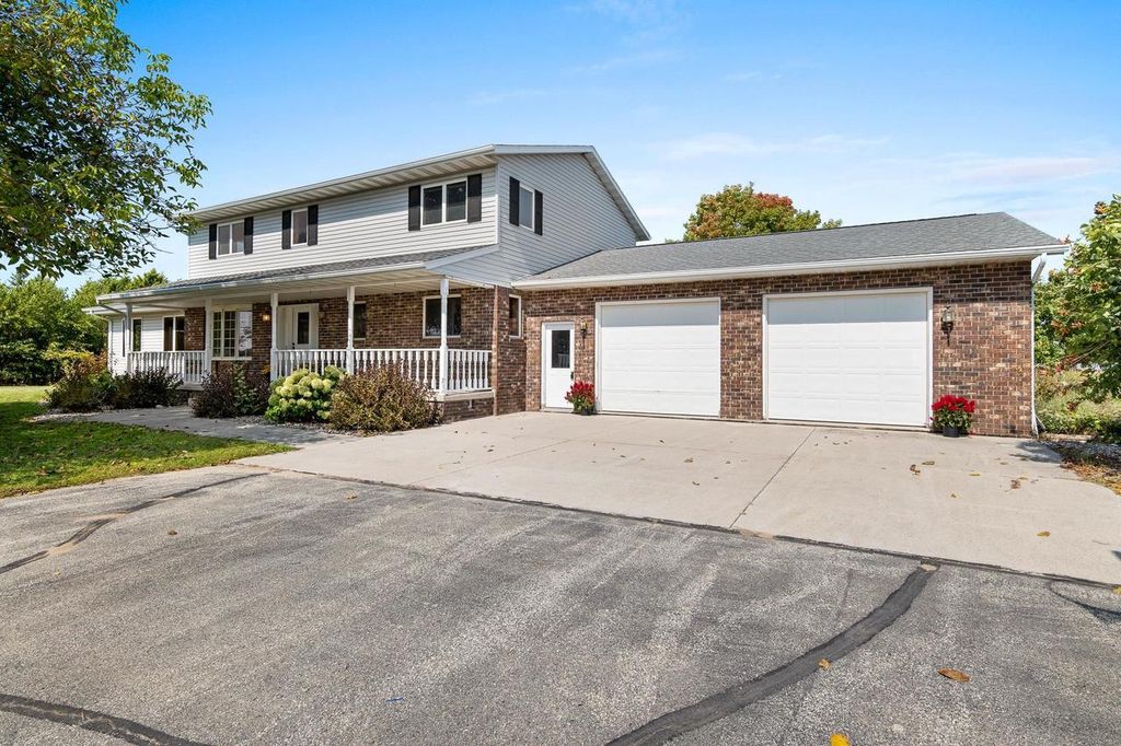 212 APPLE BLOSSOM LANE, Manitowoc, WI 54220