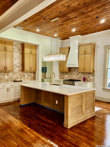 824 N PINE ST, San Antonio, TX 78202