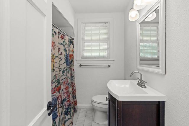 1001 Horseshoe Dr, Nashville, TN 37216