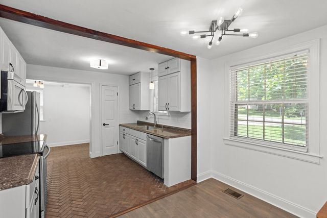 1001 Horseshoe Dr, Nashville, TN 37216