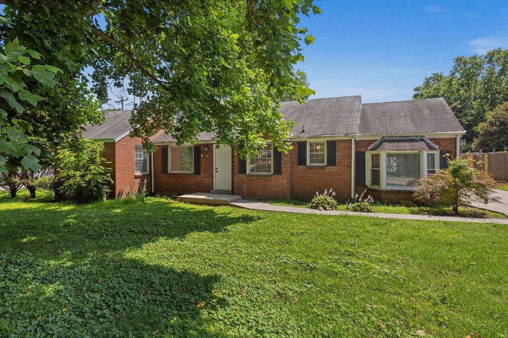 1001 Horseshoe Dr, Nashville, TN 37216