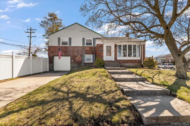 2 Fern Place, Plainview, NY 11803