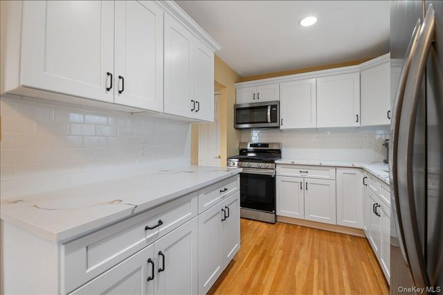2 Fern Place, Plainview, NY 11803