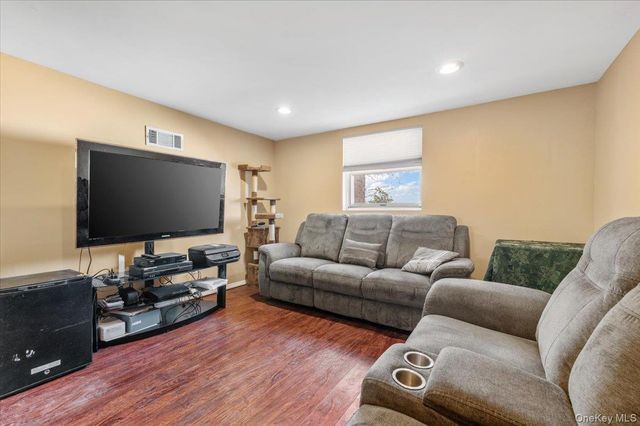 2 Fern Place, Plainview, NY 11803