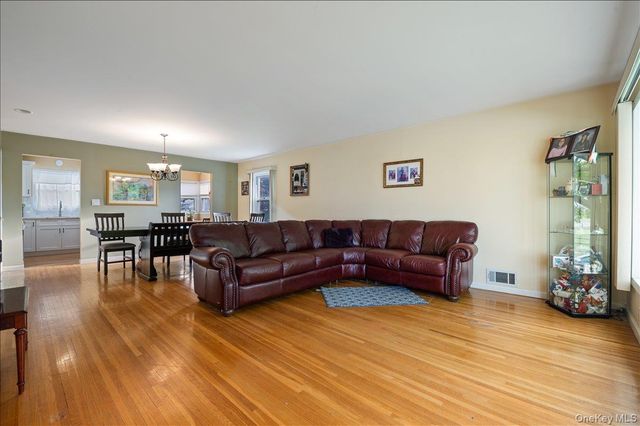 2 Fern Place, Plainview, NY 11803