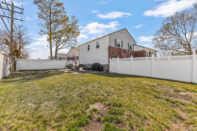 2 Fern Place, Plainview, NY 11803