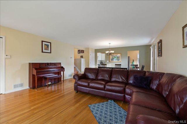 2 Fern Place, Plainview, NY 11803