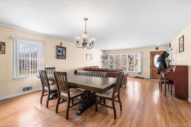 2 Fern Place, Plainview, NY 11803