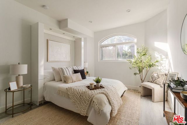 3284 Barham Boulevard 301, Los Angeles, CA 90068